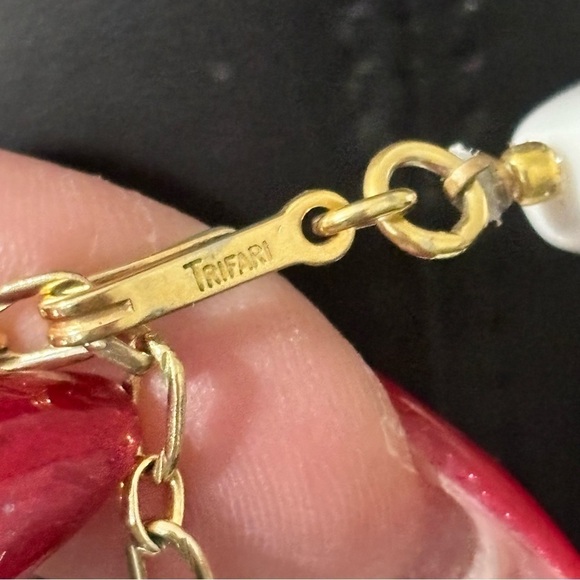 Trifari acrylic and gold tone necklace choker - Picture 4 of 6